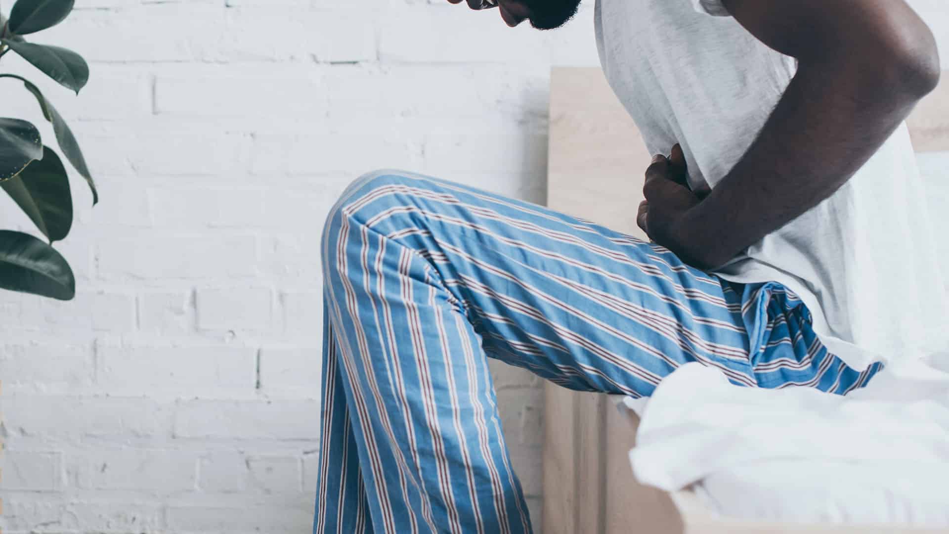 man suffering from stomach pain a symptom of benzo belly